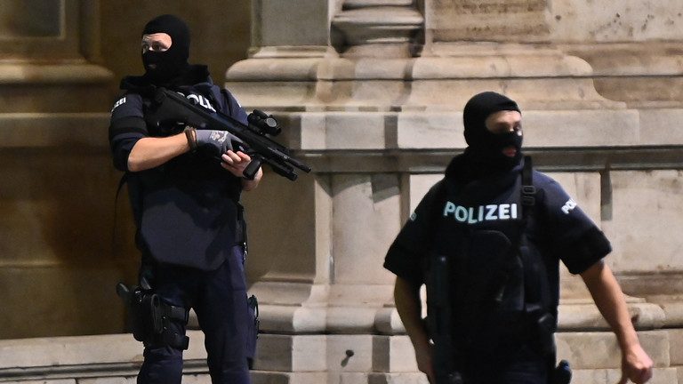 Cel puţin un jihadist a deschis focul la Viena (VIDEO)! Patru oameni au fost ucişi!