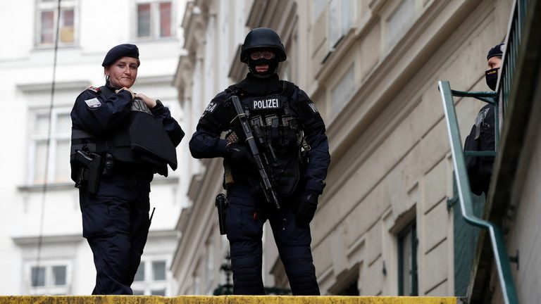 Un român înarmat cu un topor a fost împușcat mortal de polițiști în Viena, după ce și-a omorât iubita