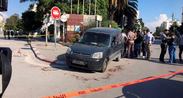 Atac islamist în centrul capitalei Tunisiei. Doi poliţişti au fost răniţi