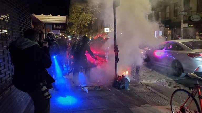 Americanii au ieşit în stradă în noaptea de după alegeri (VIDEO). Zeci de manifestanţi au fost arestaţi în Portland şi New York
