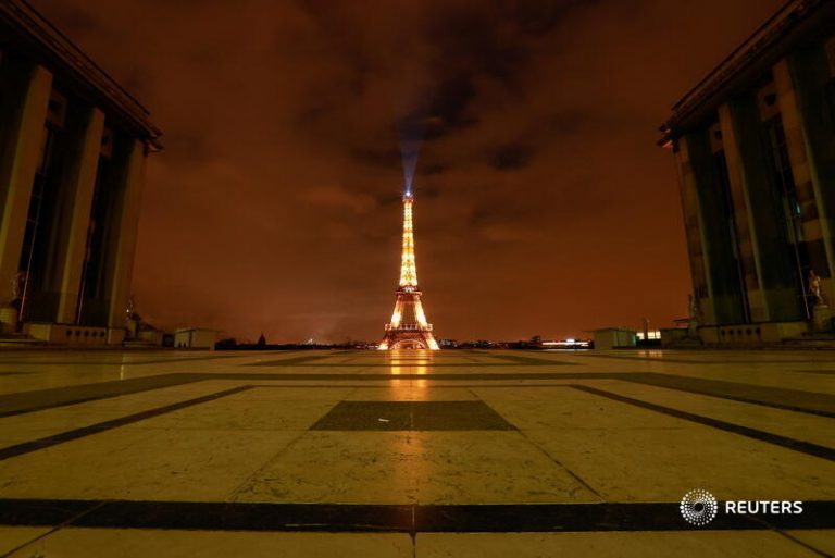 Franţa va relaxa prudent restricţiile pe 15 decembrie, dar interzice circulaţia noaptea, inclusiv de Revelion