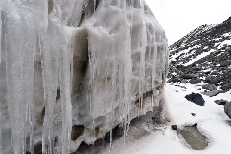 Cercetătorii asistă neputincioşi la TOPIREA şocantă a gheţarilor din China