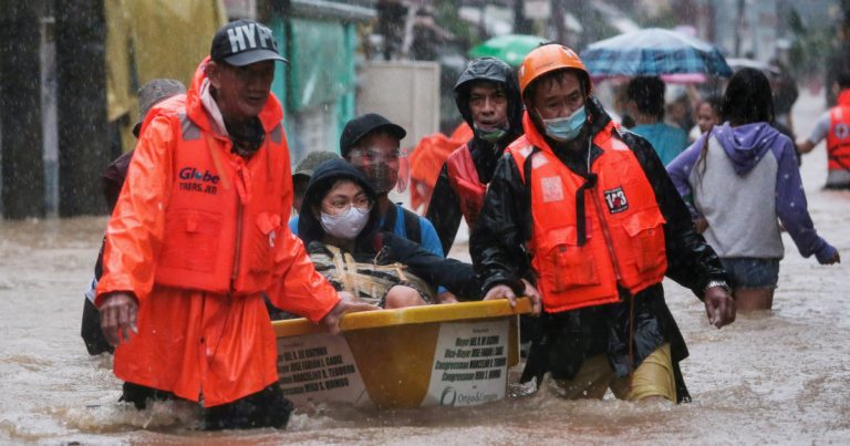 Trei morţi şi circa 25.000 de persoane evacuate din cauza ploilor musonice în Filipine