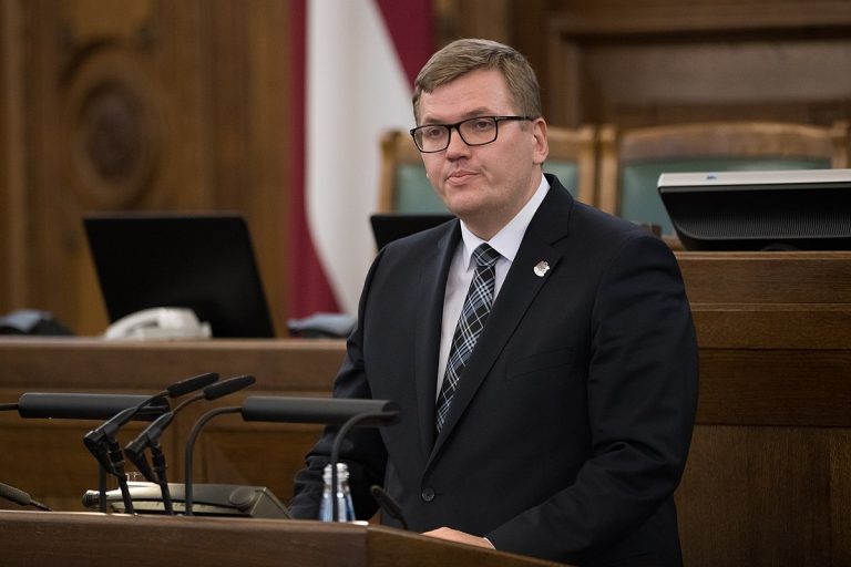 Un ministru important din Letonia îşi dă DEMISIA din cauza unui permis de parcare