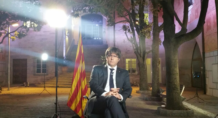 Carles Puigdemont aprinde iar fitilul şi anunţă că va guverna Catalonia din exil