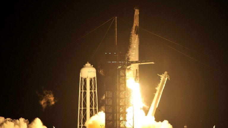 SpaceX a decolat cu oameni la bord spre Staţia Spaţială Internaţională – VIDEO