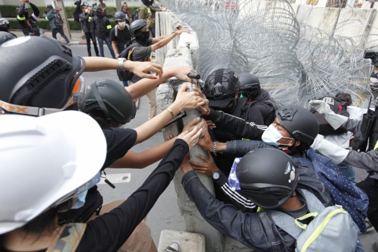 Poliţia thailandeză recurge din nou la gloanţe de cauciuc şi gaze lacrimogene împotriva manifestanţilor la Bangkok