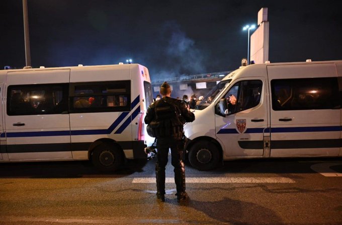 Autorităţile franceze AU DĂRÂMAT o tabără de migranţi ilegală de lângă Stade de France – VIDEO