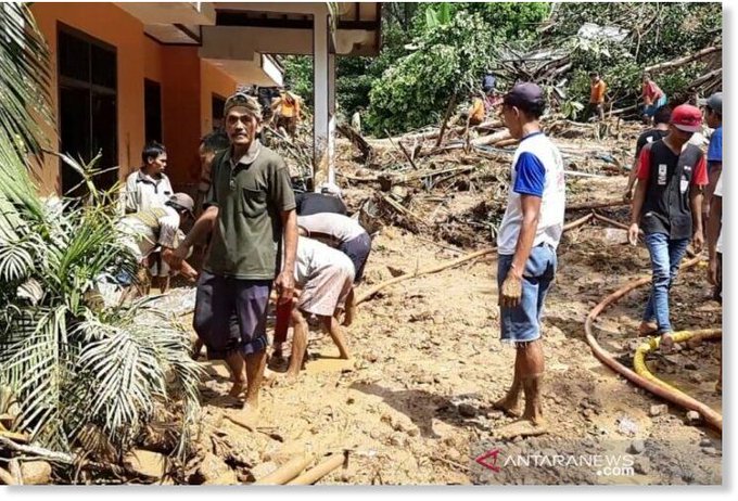 Bilanţul în urma unor alunecări de teren din Indonezia a urcat la 13 morţi