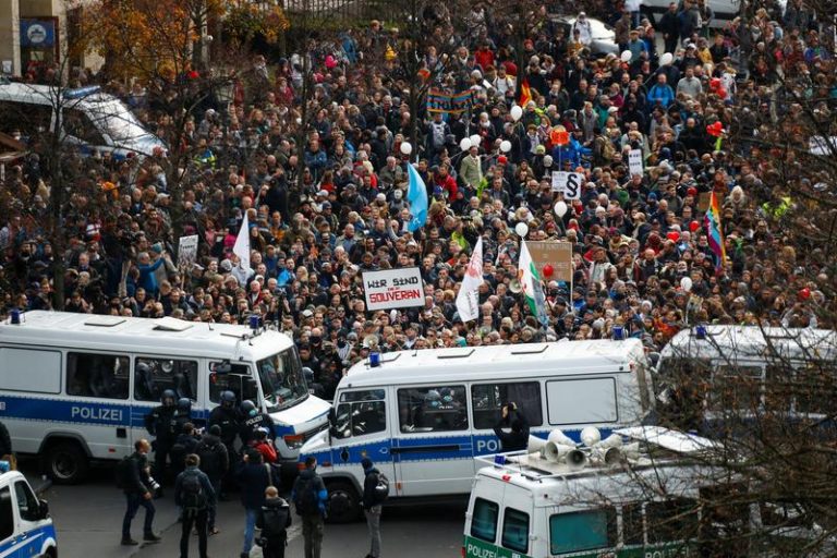 Ciocniri violente între poliţie şi protestatarii împotriva restricţiilor în centrul oraşului Kassel din Germania
