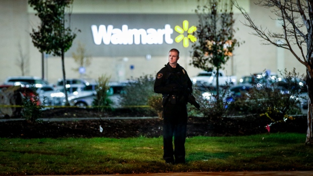 Şapte persoane au fost ucise în atacul armat dintr-un supermarket Walmart în statul american Virginia