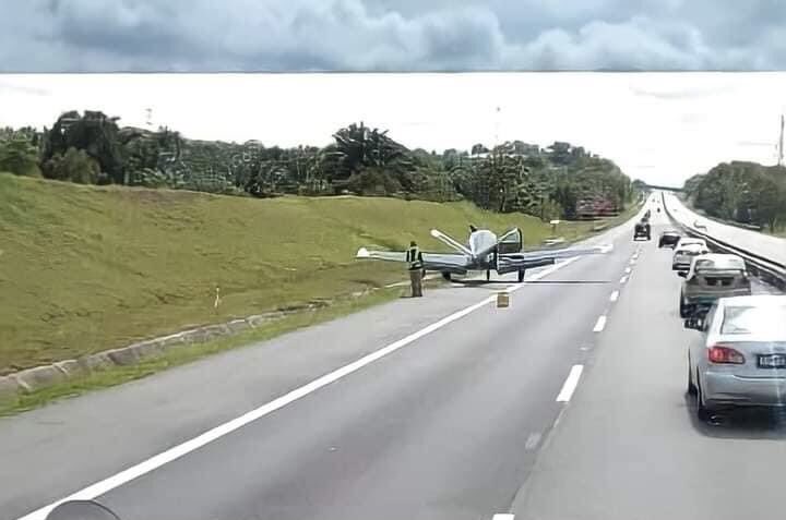 Aterizare de urgenţă pe o autostradă aglomerată din Malaezia (VIDEO)