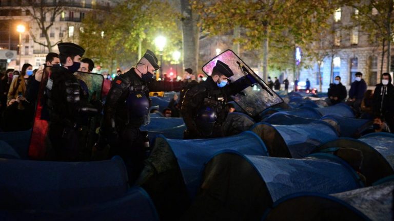 O tabără de migranți din Paris a fost evacuată cu gaze lacrimogene – VIDEO