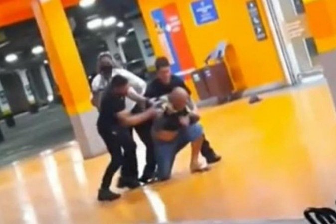 Paznicii de la Carrefour au omorât în bătaie un bărbat de culoare! Șefa de magazin a fost ARESTATĂ!