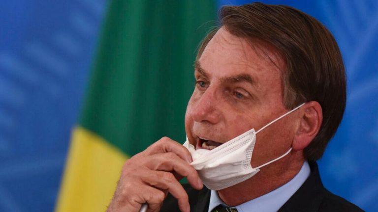 Facebook a retras o transmisie video live în care Bolsonaro făcea o falsă legătură între vaccinul anticovid şi SIDA