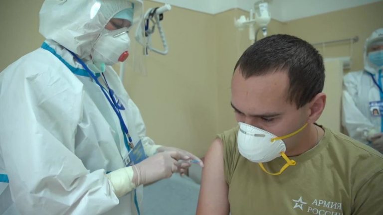 Kremlinul dă vina pe ruşi pentru EŞECUL campaniei de vaccinare