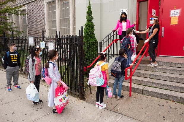 Masca NU va mai fi obligatorie în şcolile din New York