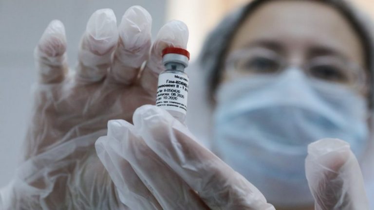 Rusia începe testarea în masă a celui de-al doilea vaccin anti-COVID