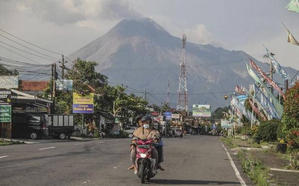 Alertă în Indonezia: mii de persoane, evacuate din calea unui vulcan în erupție