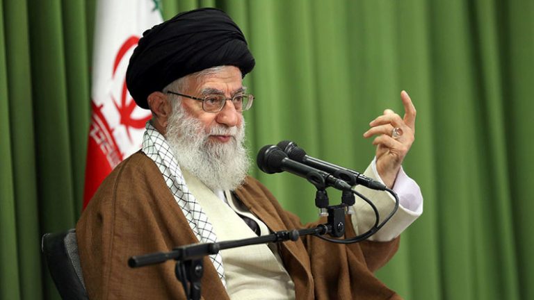 Ali Khamenei califică drept un ‘act prostesc’ susţinerea de către Macron a caricaturilor cu profetul Mahomed