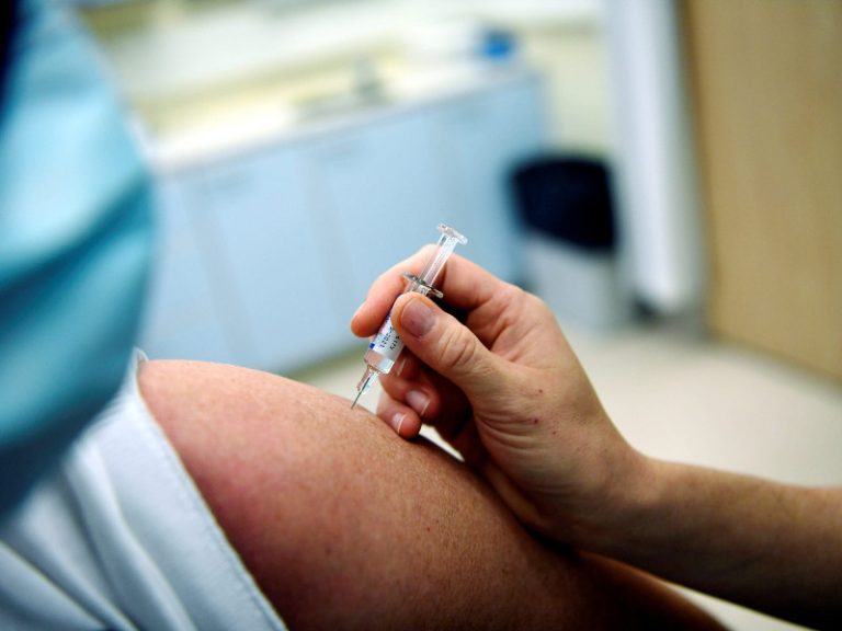 Vaccinurile anti-COVID reduc riscul de spitalizare
