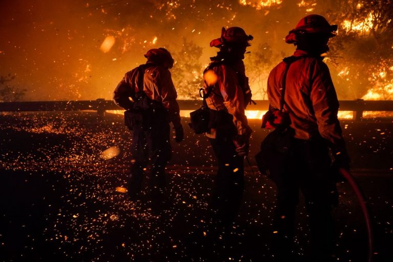 Un alt incendiu pârjoleşte California! Zeci de mii de oameni au fost evacuaţi
