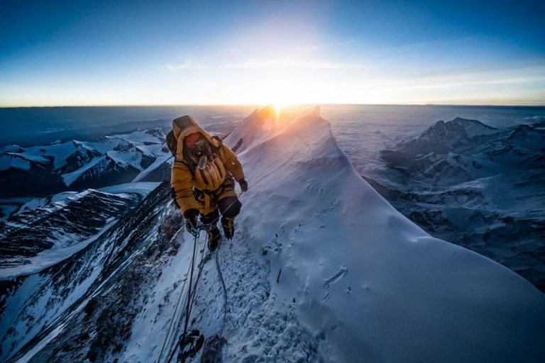China a suspendat expediţiile pe Everest de pe teritoriul său