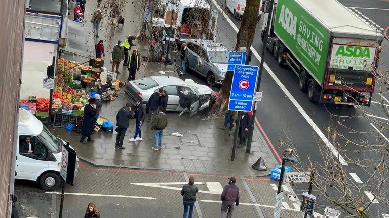 O mașină a intrat cu viteză pe un trotuar aglomerat din Londra (VIDEO)! Mai mulți oameni sunt răniți!