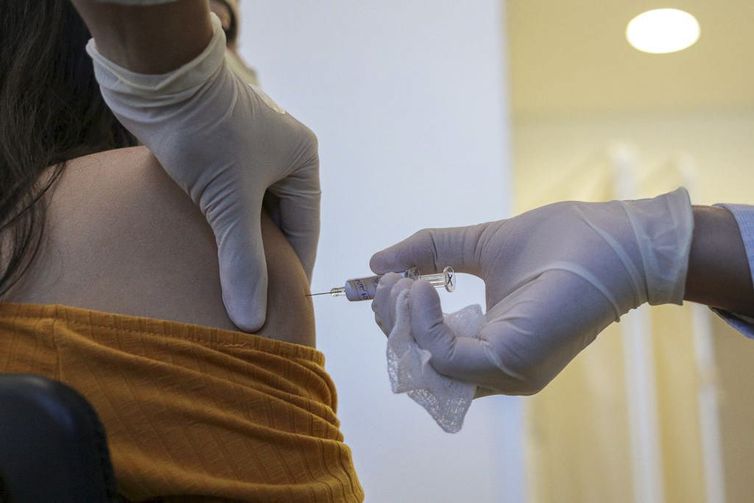 Mai multe spitale din Polonia au suspendat vaccinările anti-covid