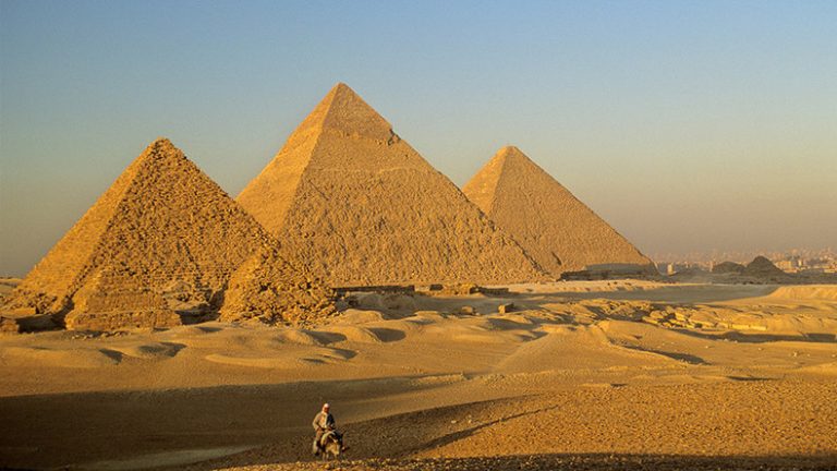 Mare scandal în Egipt. Învestigație după ce un cuplu s-ar fi fotografiat nud în vârful Marii Piramide (Imagini EXPLICITE) – VIDEO