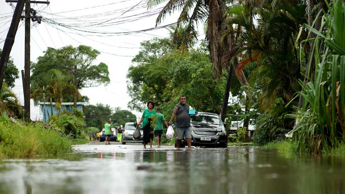 Fiji se pregăteşte de sosirea unui ciclon tropical; o persoană a fost luată de ape în timp ce traversa un râu