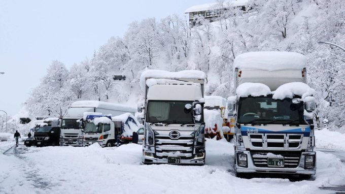 Ninsoarea abundentă le dă bătăi de cap japonezilor: 1.000 de mașini au rămas blocate pe o autostradă