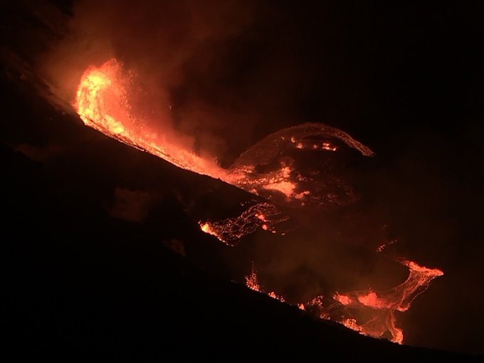 Vulcanul Kilauea erupe din nou cu putere