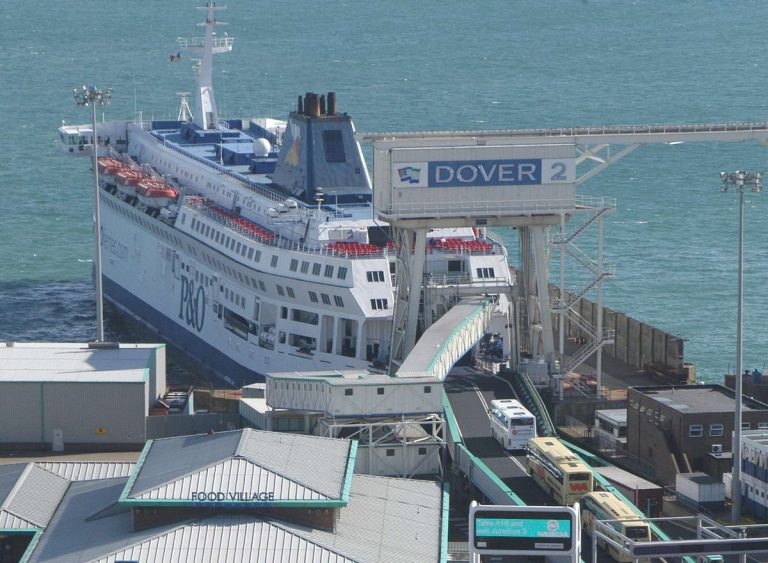 Acces dificil în continuare în portul britanic Dover pentru turiştii care se îndreaptă spre continent