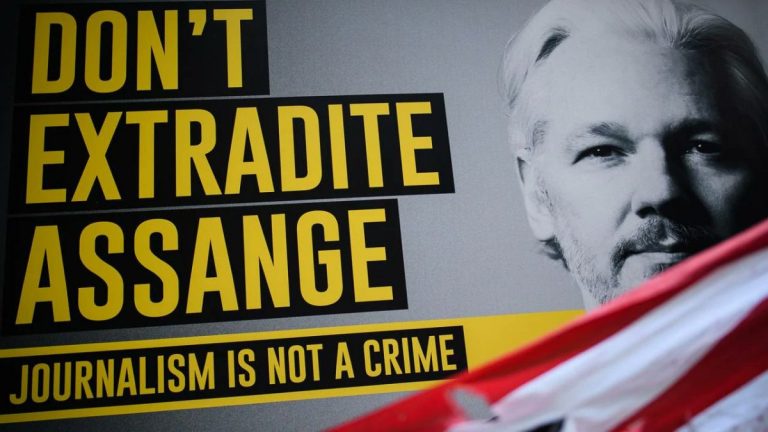 Vicepremierul australian nu vrea ca Julian Assange să fie extrădat în SUA