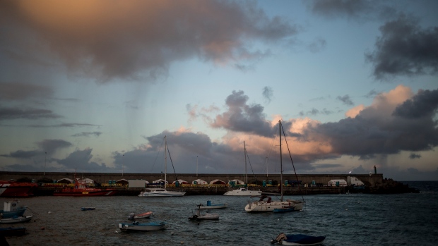 Patru migranţi găsiţi MORŢI pe o barcă din Tenerife