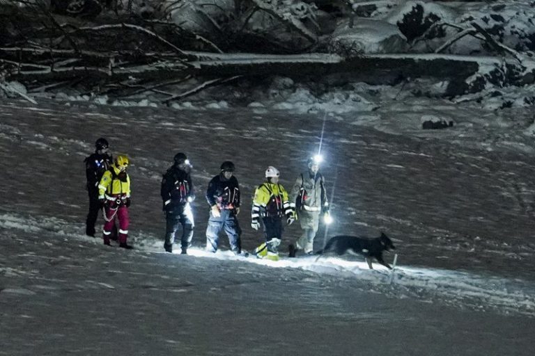 Echipele de intervenţie norvegiene sapă manual pentru găsirea cadavrelor nerecuperate după alunecarea de teren din decembrie