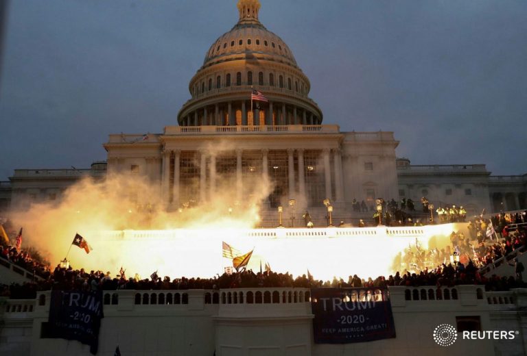 La un an după asaltul asupra Capitoliului, americanii continuă să fie îngrijoraţi pentru democraţia lor