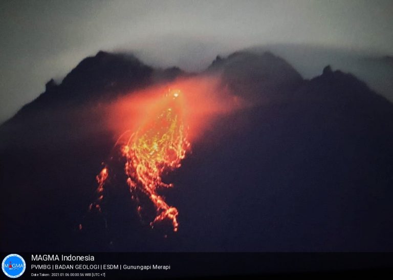 Un vulcan din Indonezia erupe cu putere