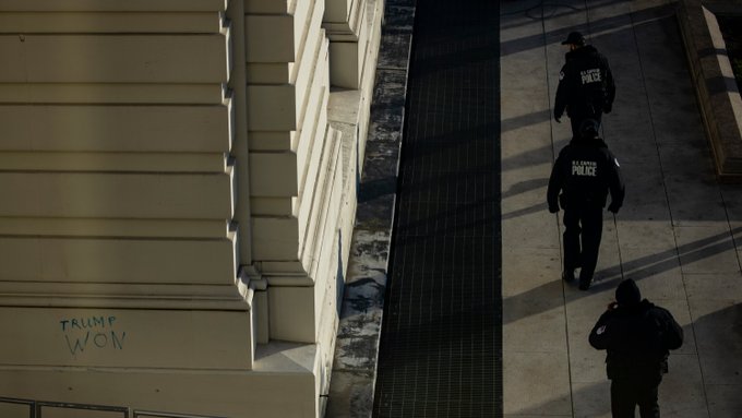 Un poliţist care păzea Capitoliul a murit pe patul de spital