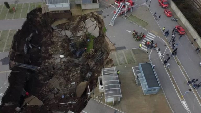 Alunecare de teren în centrul orașului (VIDEO)! Un crater imens s-a format în parcarea unui spital din Napoli