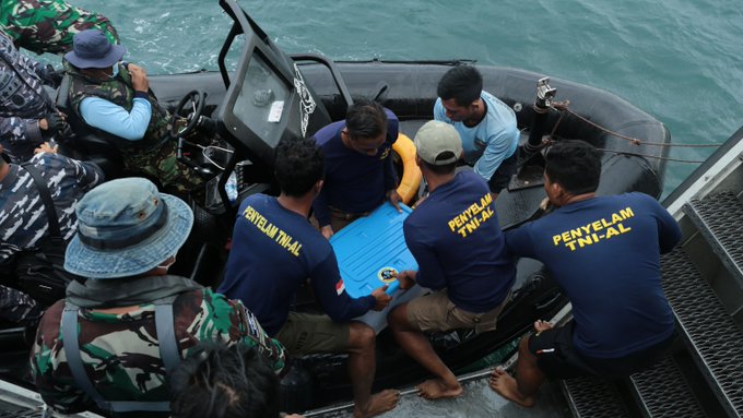 Autorităţile indoneziene au reuşit să citească cutia neagră a avionului prăbuşit în mare