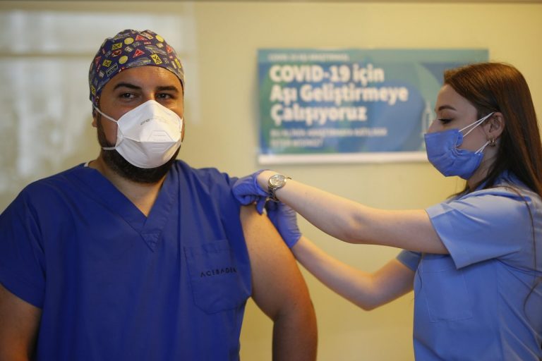 Peste 500.000 de turci au fost vaccinaţi anti-COVID în doar două zile