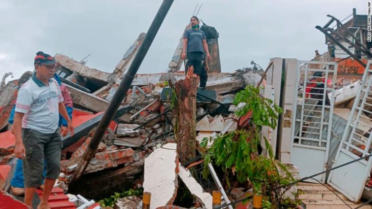 Cel puţin 42 de morţi în urma seismului din insula indoneziană Sulawesi
