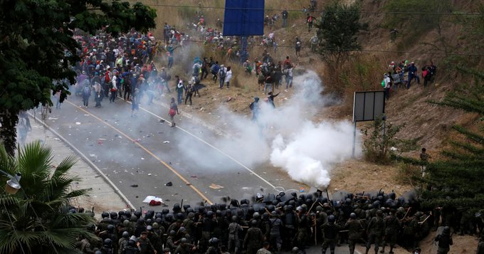 Guatemala i-a primit cu gaze lacrimogene pe migranţii din Honduras
