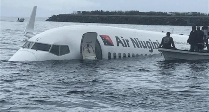 Un avion plin cu pasageri a ajuns în mare după o aterizare ratată – VIDEO