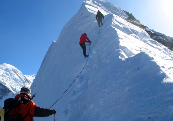 Un alpinist american a fost găsit MORT în apropiere de K2