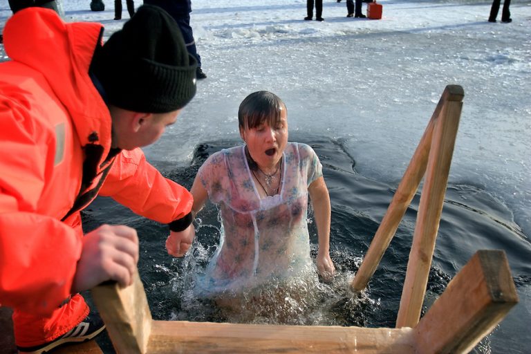 Ruşii sfidează pandemia cu băi în apele îngheţate de Bobotează