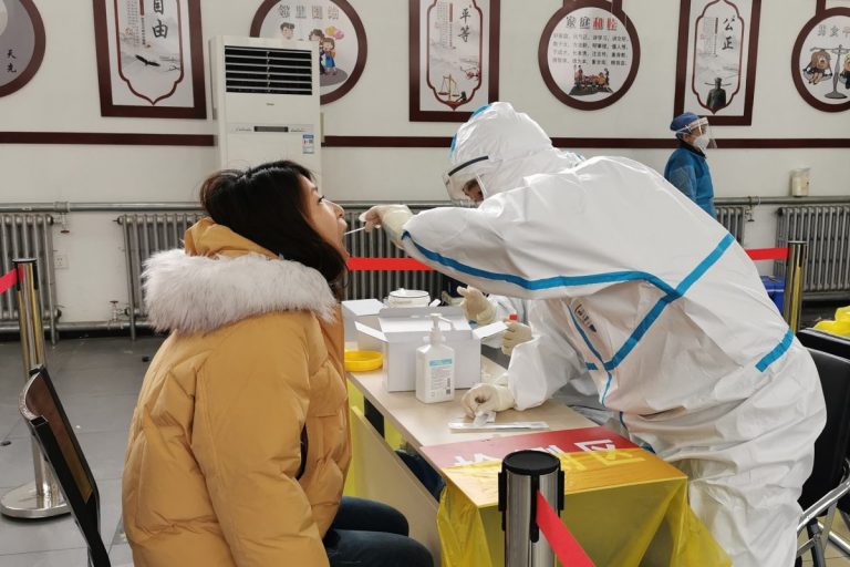 Autorităţile chineze ajustează măsurile de gestionare a pandemiei de COVID-19