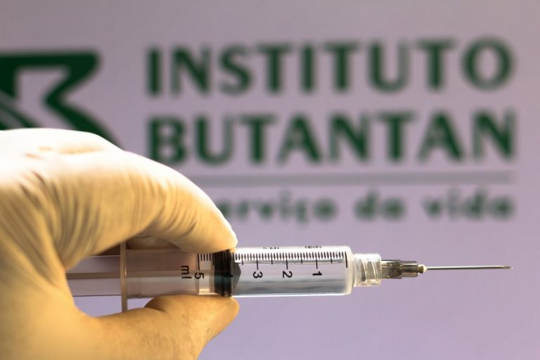 Întreaga populaţie adultă a unui oraş brazilian va fi vaccinată anti-COVID